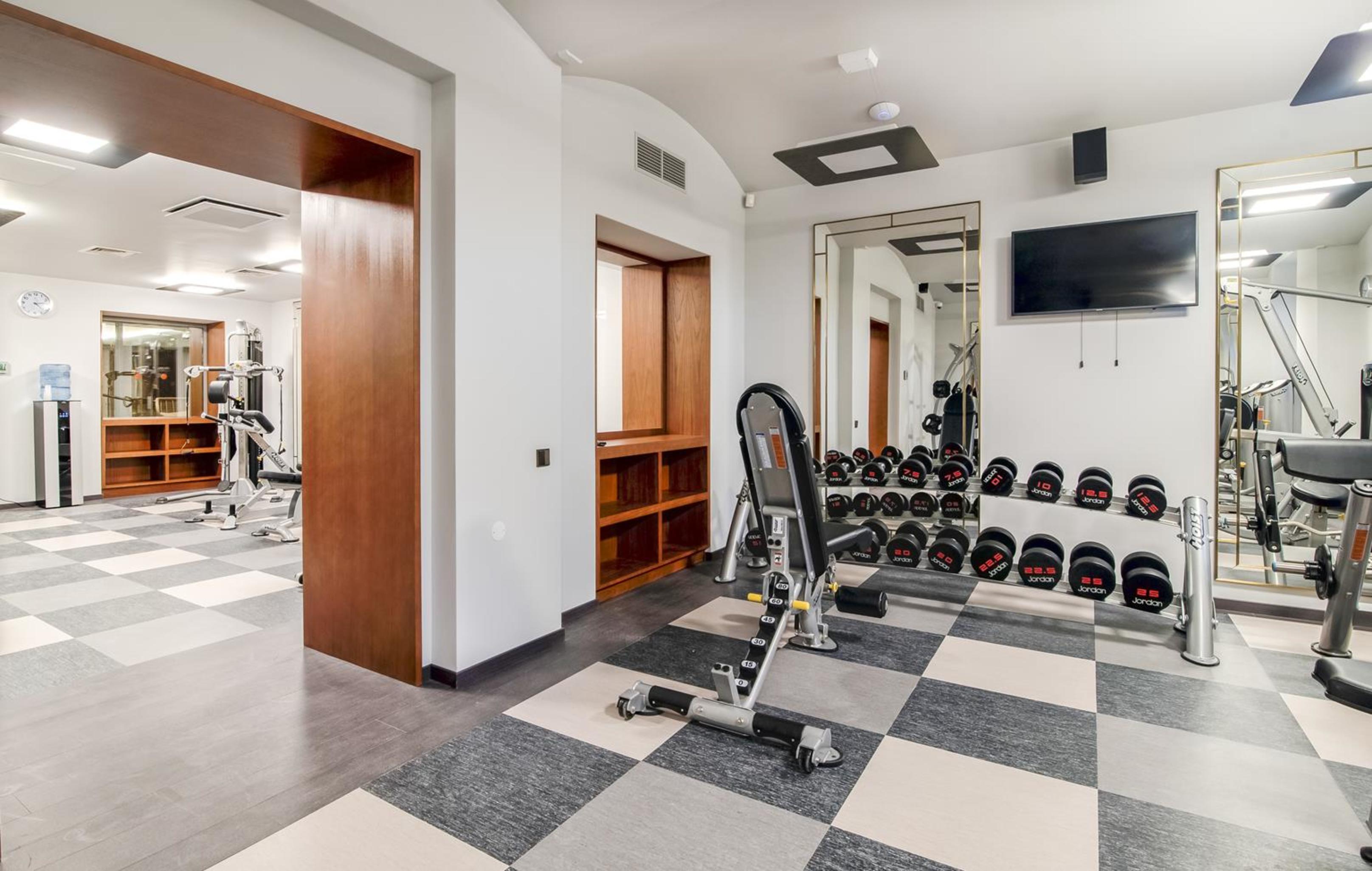 Grand Poet Hotel And Spa By Semarah Рига Екстериор снимка The gym