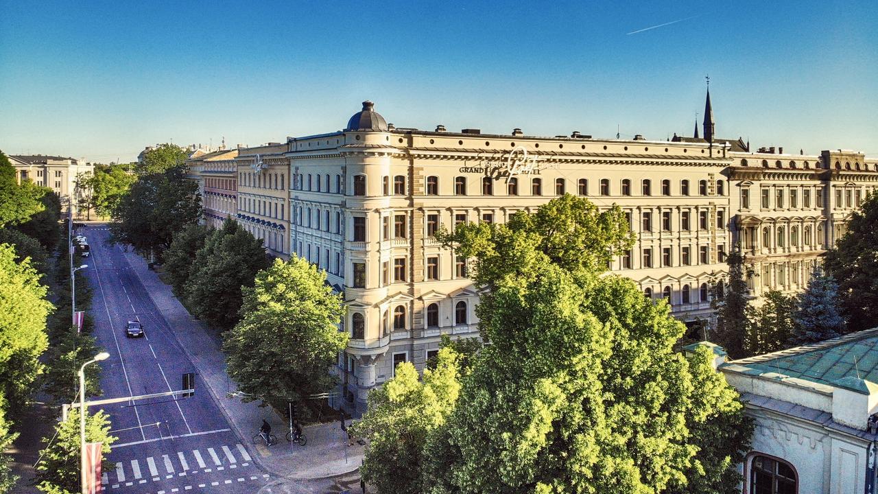 Grand Poet Hotel And Spa By Semarah Рига Екстериор снимка The main building of the university